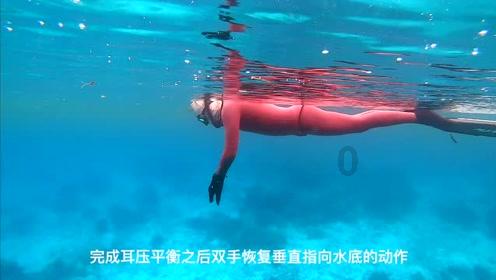 沙滩游玩的女孩们