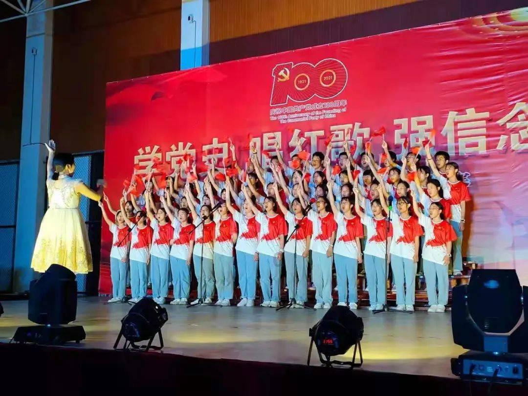 逃离黑与白的房间
